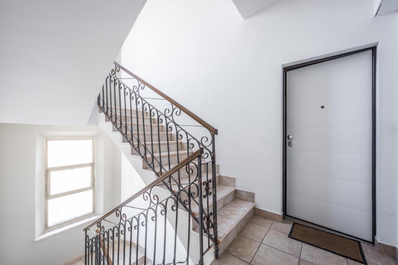 Suite 649 Mono Con Terrazzo โมดินา ภายนอก รูปภาพ